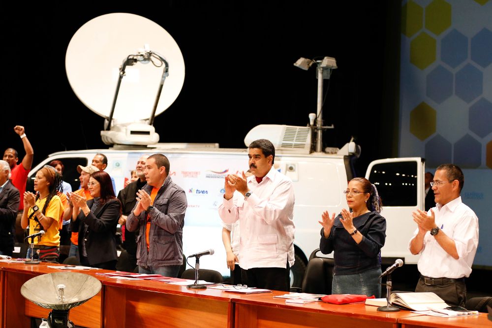 Nicolás Maduro (c) durante un acto por la celebración del Día del Periodista, el pasado lunes.