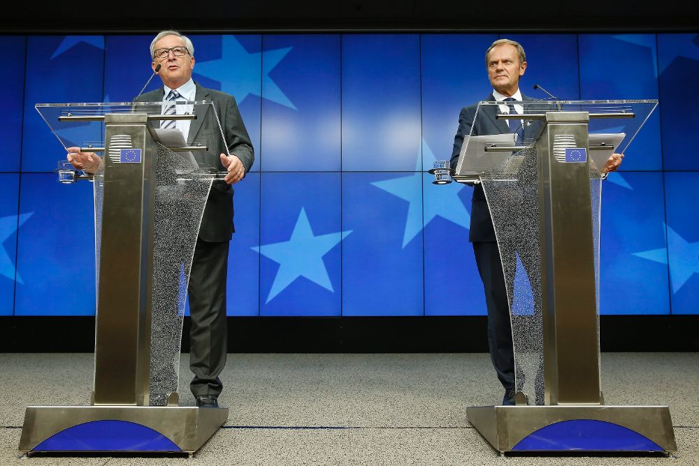 El presidente de la Comisión Europea (CE), Jean-Claude Juncker (i), y el presidente del Consejo Europeo, Donald Tusk, ofrecen una rueda de prensa tras la reunión del Consejo Europeo.