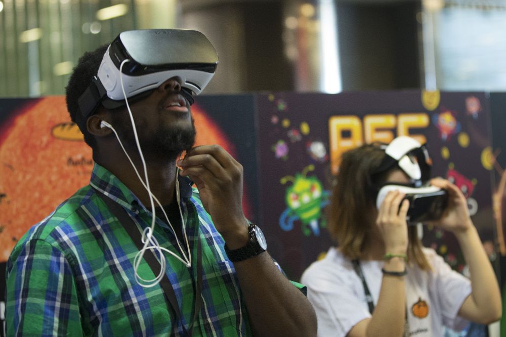 Visitantes disfrutan de Gamelab, el congreso internacional del videojuego y el ocio interactivo.