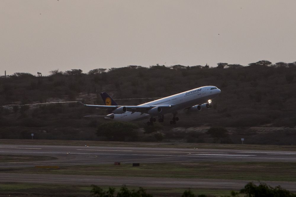 Un avión de la aerolínea Lufthansa, que ya ha dejado de volar a Venezuela, despega del Aeropuerto Internacional Simón Bolívar.