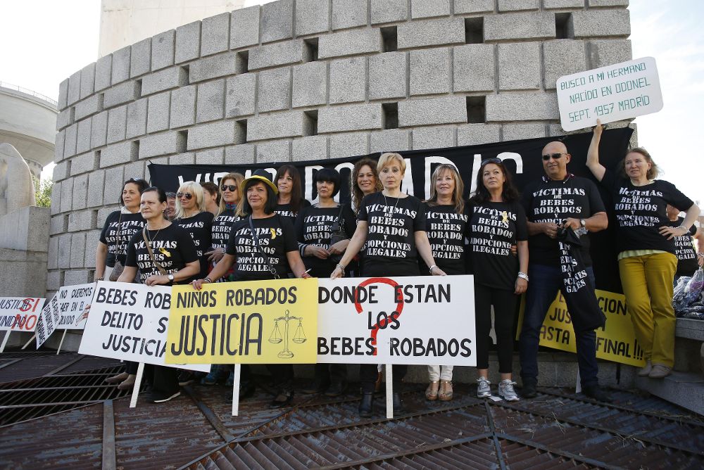 Afectados por casos de bebés robados y adopciones irregulares, concentrados a las puertas de los Juzgados de Plaza de Castilla, en Madrid, el pasado mes de mayo, para reclamar el esclarecimiento de las denuncias que han sido archivadas.