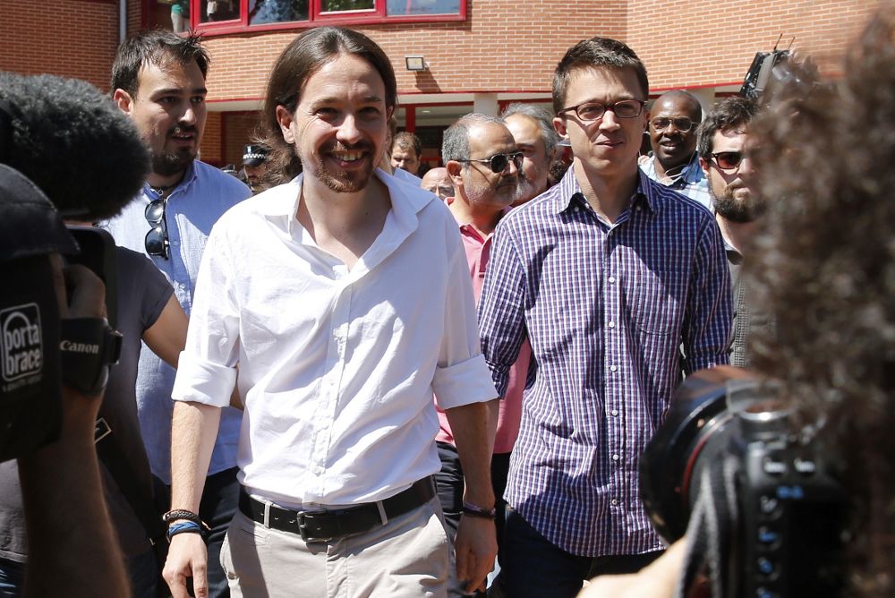 El candidato de Unidos Podemos a la presidencia del Gobierno, Pablo Iglesias, junto al jefe de campaña, Iñigo Errejón (d).