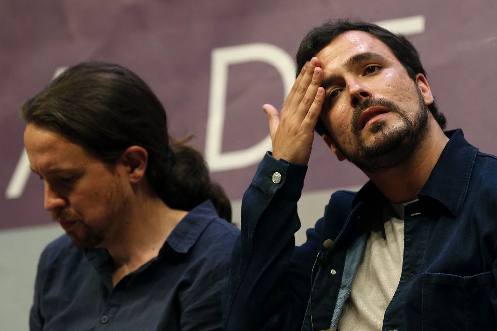 El candidato a presidente del Gobierno de Unidos Podemos, Pablo Iglesias (i), y el coordinador federal de IU, Alberto Garzón.