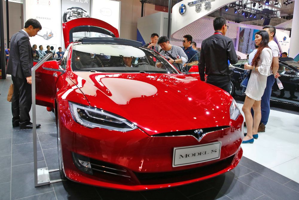 Un modelo de auto eléctrico de Tesla en la exposición Auto China 2016 en Pekín.