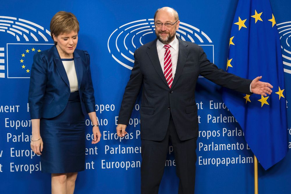 El presidente del Parlamento Europeo, Martin Schulz, da la bienvenida a la ministra principal escocesa en el marco de una reunión del Consejo de la Unión Europea, primera reunión de los líderes de la Unión Europea tras la aprobación del "brexit".