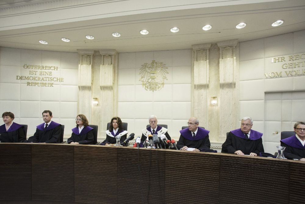 El presidente del Tribunal Constitucional de Austria, Gerhart Holzinger (5º izq); la vicepresidenta, Brigitte Bierlein (4º izq), y los demás miebros se preparan para dar su veredicto sobre la segunda ronda de las elecciones presidenciales.