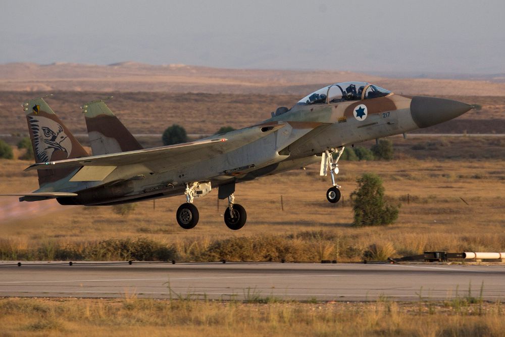 Un jet F-15 durante la graduación de la última promoción de pilotos de la Fuerza Aérea de Israel en la base aérea Hatzerim (Israel).