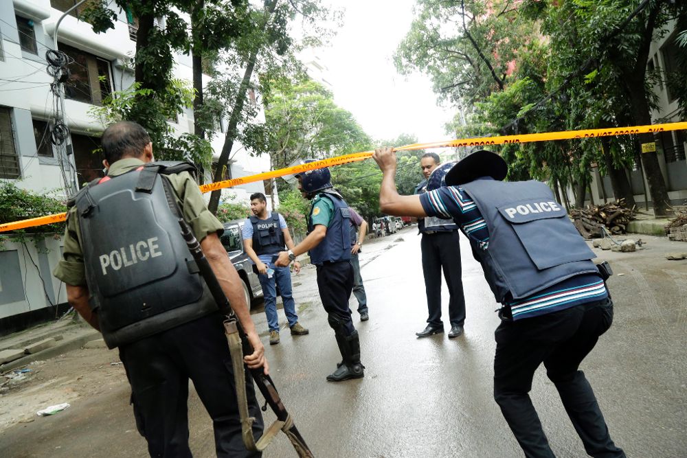 La policía creó una zona restringida al paso alrededor del establecimiento atacado ayer en Dhaka.