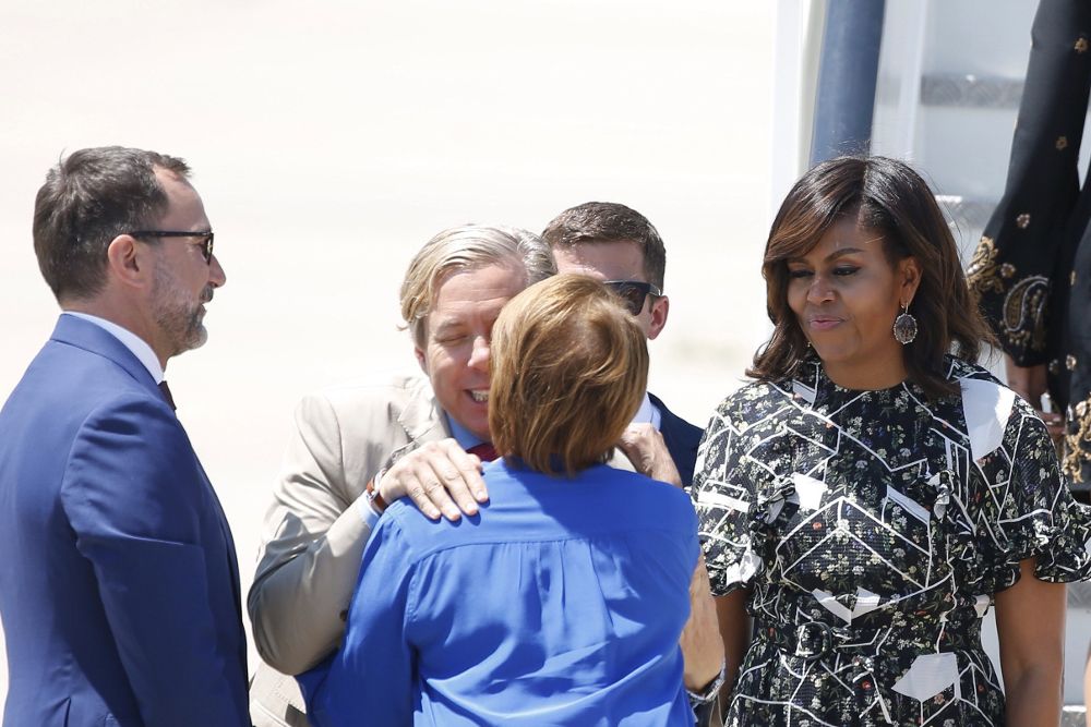 La primera dama de EEUU, Michelle Obama (d), se ha despedido de España tras pasar dos días en Madrid, junto a su madre y sus dos hijas.