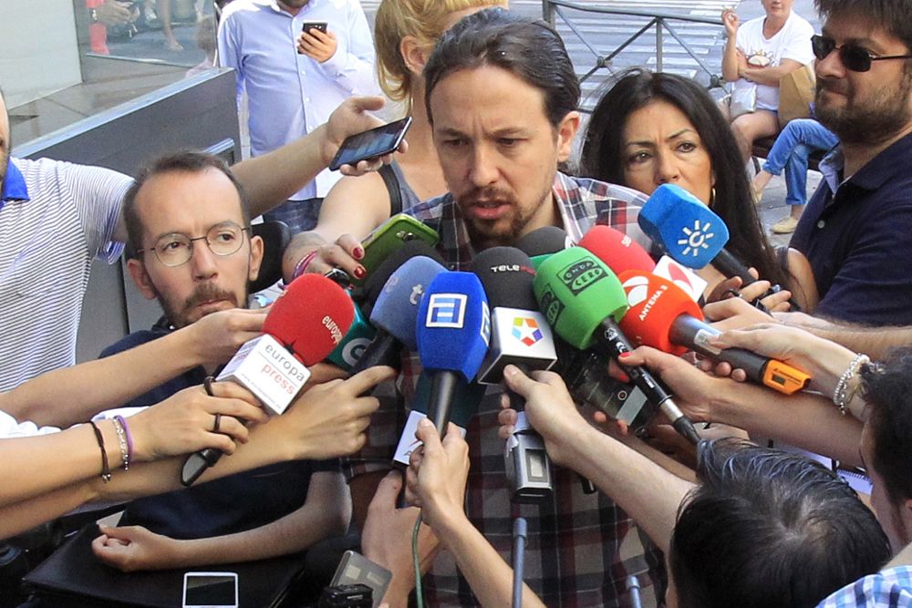 El secretario general de Podemos, Pablo Iglesias, junto al el secretario de Organización, Pablo Echenique (i), hace declaraciones a los medios de comunicación a su llegada a la sede del partido en la madrileña calle de Princesa.