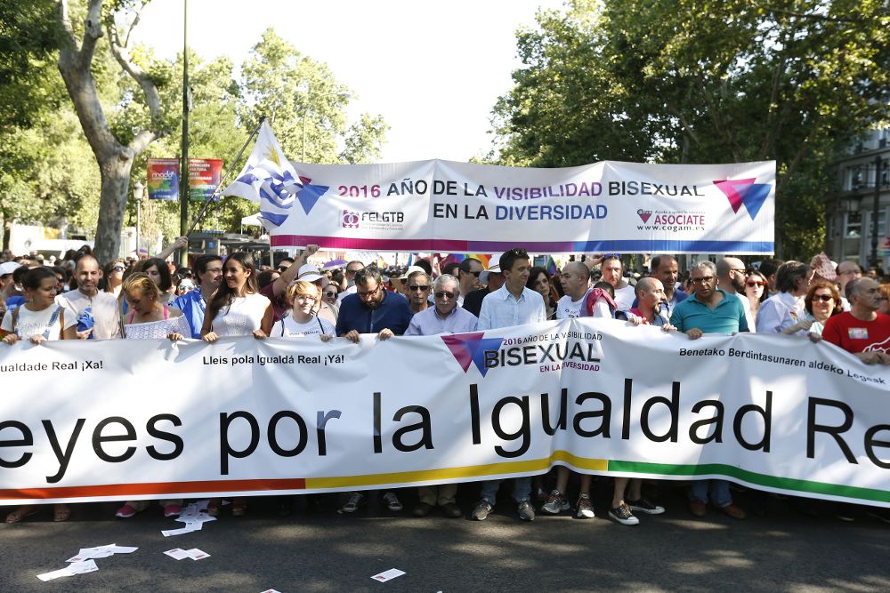 Cabecera de la manifestación del Orgullo LGTB más grande de Europa que recorre el centro de Madrid bajo el lema "Leyes por la igualdad real ¡ya!. Año de la visibilidad bisexual en la diversidad".