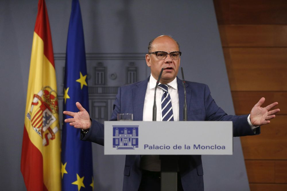 El secretario general de Coalición Canaria, José Miguel Barragán, explica sus impresiones tras la reunión con Rajoy.