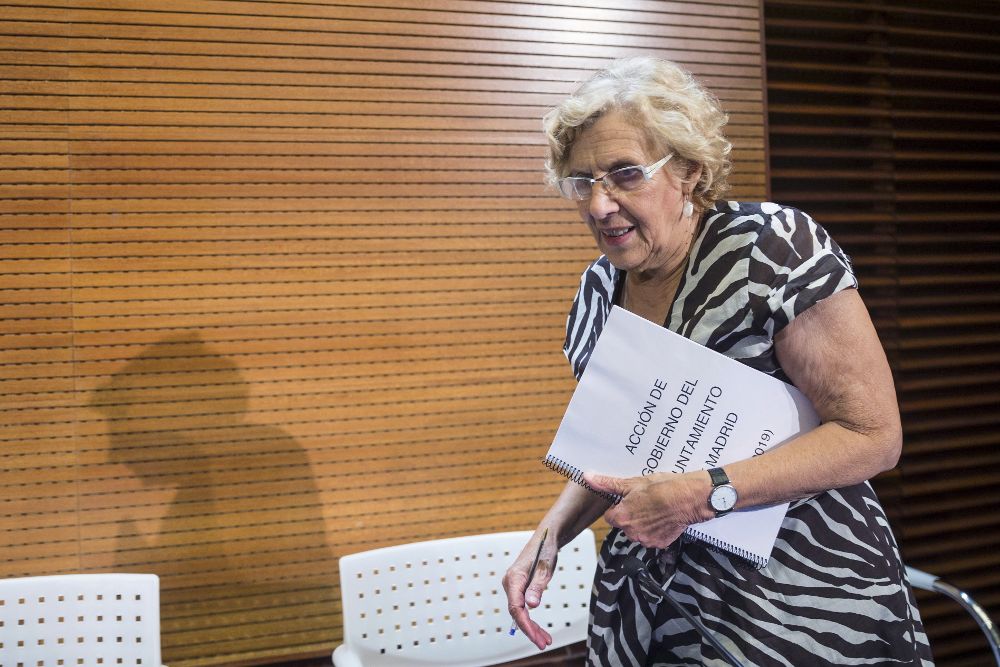 La alcaldesa de Madrid, Manuela Carmena, a su llegada a la rueda de prensa posterior al pleno de debate sobre el estado de la ciudad.