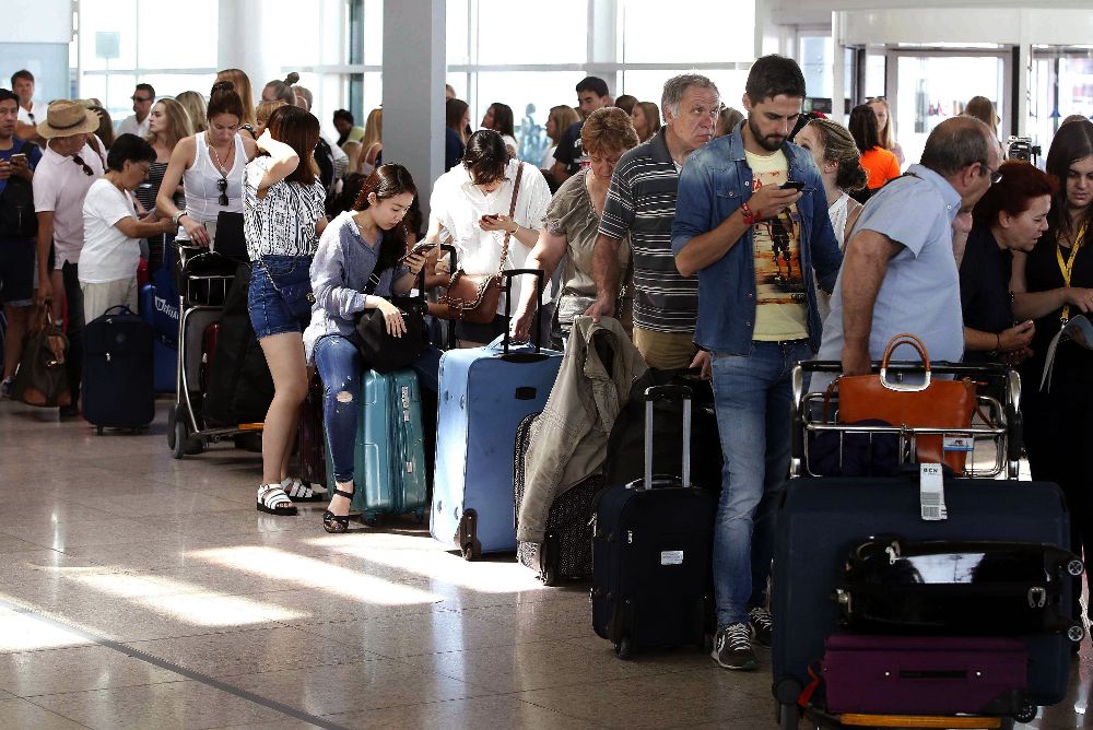 Colas para presentar reclamaciones a Vueling, en la Terminal 1 del Aeropuerto de El Prat, en Barcelona.
