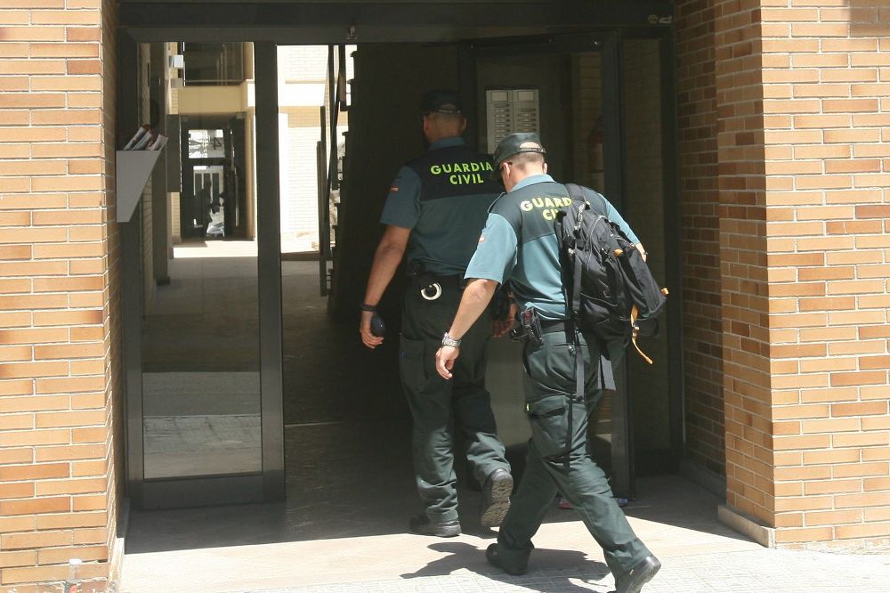 Una pareja de la Guardia Civil accede a la entrada a la vivienda del exalcalde de L'Ametlla de Mar (Tarragona), que ha sido detenido dentro de una operación contra la corrupción municipal.