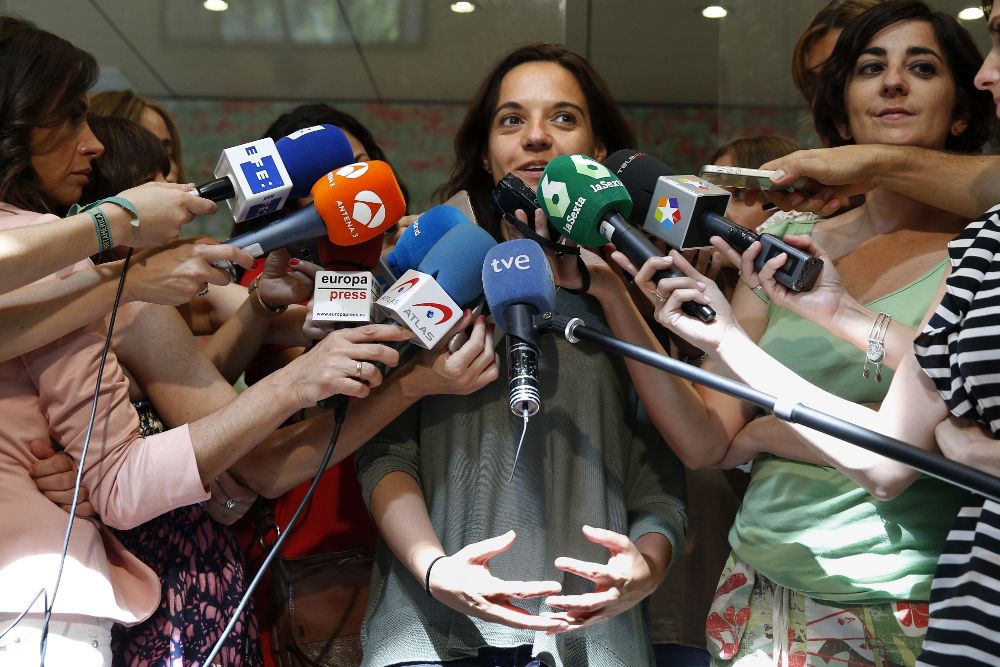 La líder socialista en Madrid, Sara Hernández, atiende a los medios en la sede central del PSOE, tras su reunión con Pedro Sánchez.