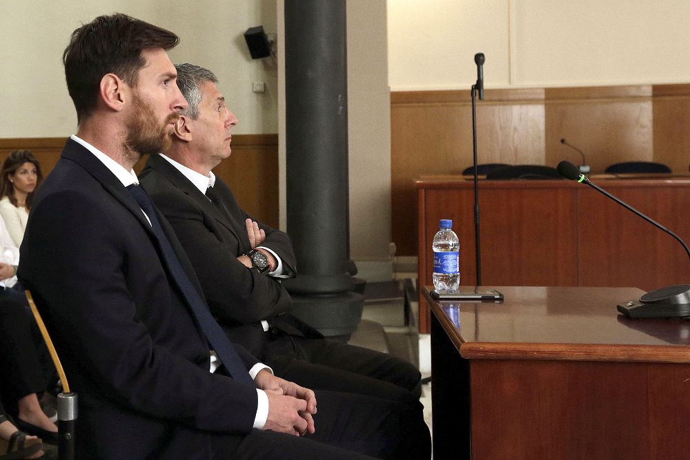 Fotografía del 2 de junio del jugador del FC Barcelona Lionel Messi y su padre, Jorge Horacio Messi, en la sala de la Audiencia de Barcelona. 
