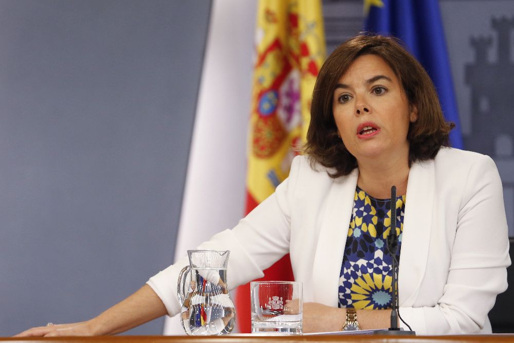La vicepresidenta en funciones del Gobierno, Soraya Sáenz de Santamaría, durante la rueda de prensa del último Consejo de Ministros.