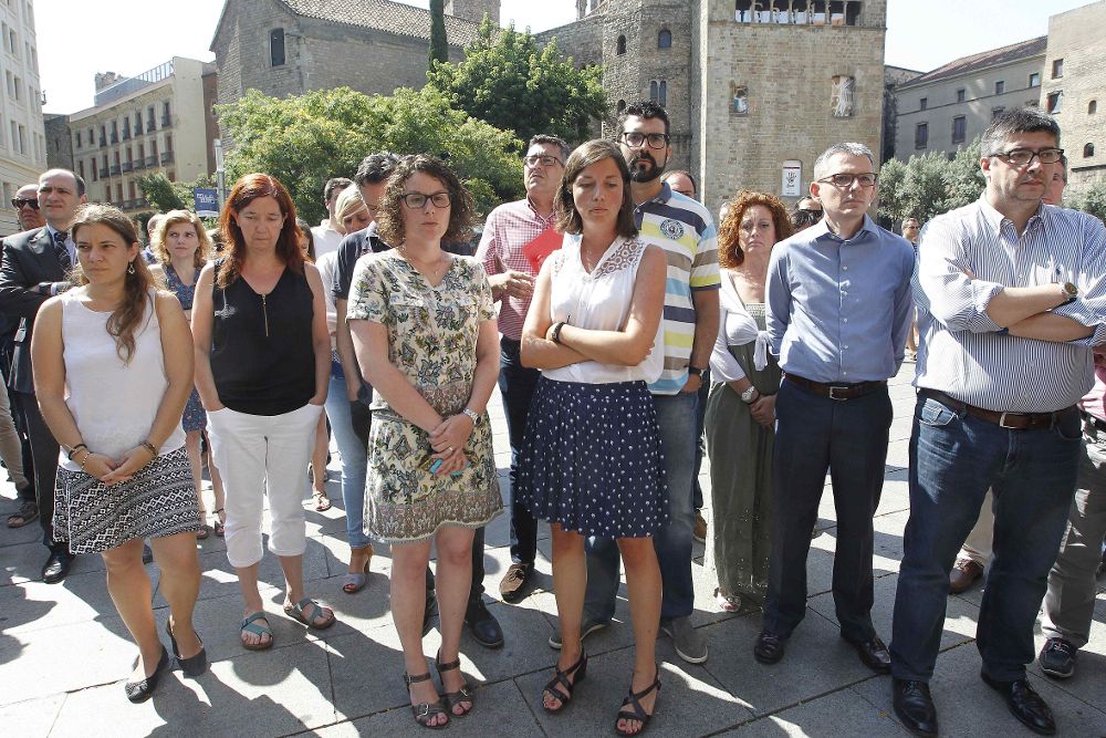 Este mediodía se ha guardado un minuto de silencio ante la sede de Catalunya Caixa en Barcelona por la directora de una sucursal de la entidad muerta.