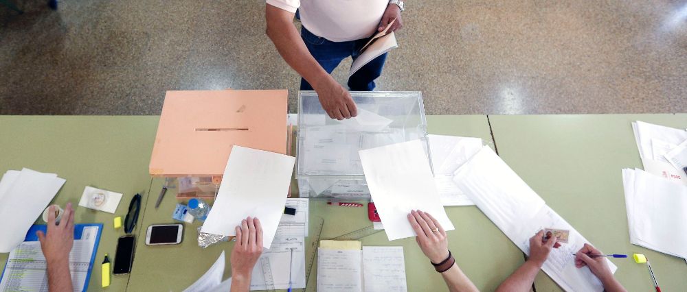 Un hombre deposita su voto en la urna durante la jornada del domingo 26 de junio.