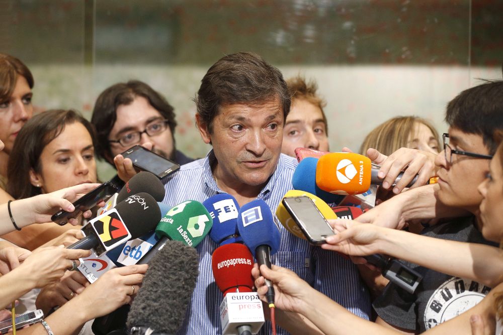 El presidente de Asturias y líder del PSOE en esta comunidad, Javier Fernández, tras el encuentro mantenido con Pedro Sánchez para preparar el Comité Federal de mañana.