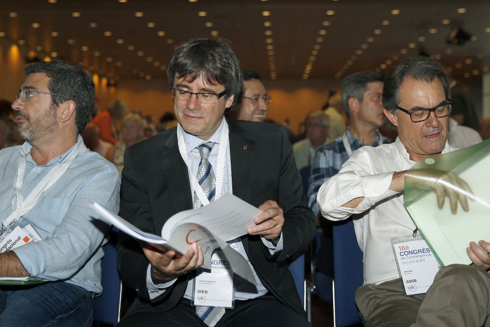 (De i a d) El coordinador de régimen interno de CDC, Francesc Sánchez, el presidente de la Generalitat, Carles Puigdemont, y el expresidente Artur Mas, momentos antes del inicio del XVIII Congreso de CDC.