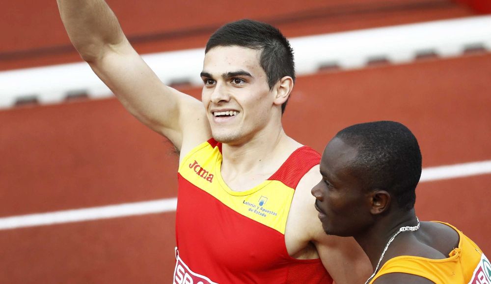 El español Bruno Hortelano (i) tras la seminifal de los 200 metros del Campeonato de Europa de atletismo que se celebra en Amsterdam.