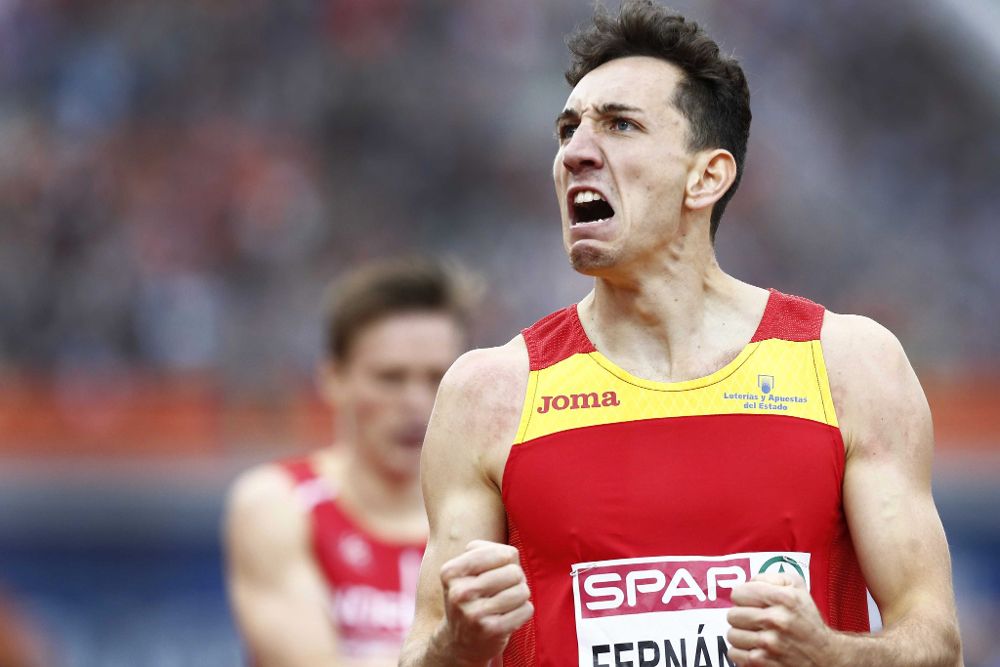 El español Sergio Fernández celebra la plata obtenida en la final europea de 400 metros vallas.