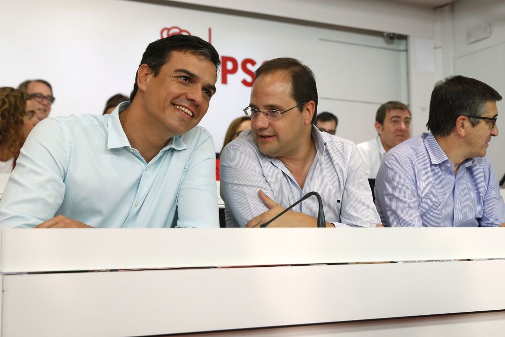 El secretario general del PSOE, Pedro Sánchez (i), junto al secretario de Organización y Acción electoral, César Luena (c), y el secretario de Acción Política y Ciudadana, Patxi López (d).
