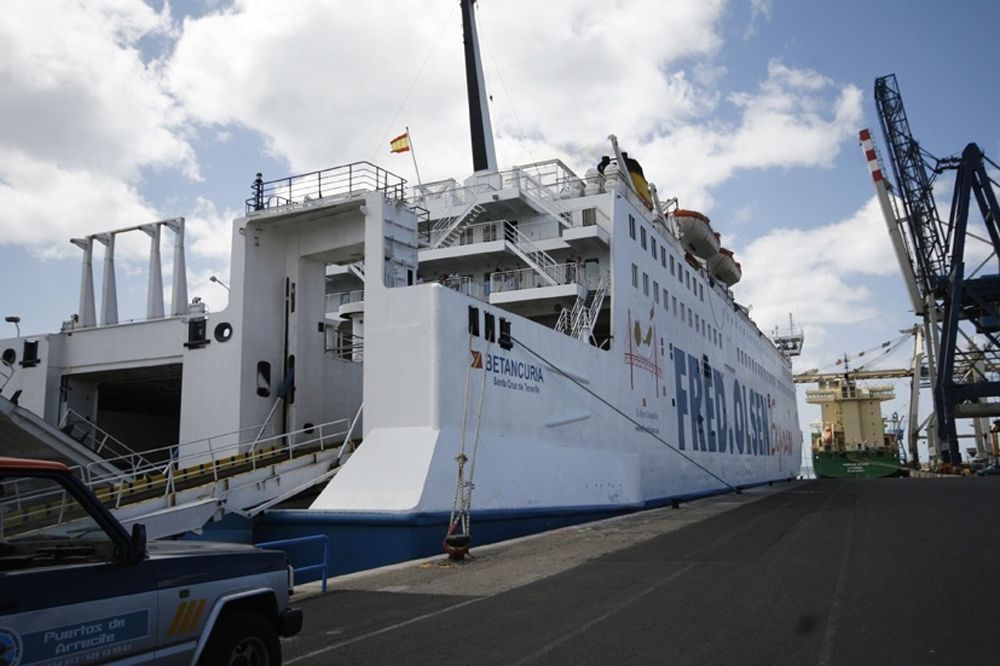 Barco de transporte de pasajeros y vehículos entre Tenerife y Gran Canaria.