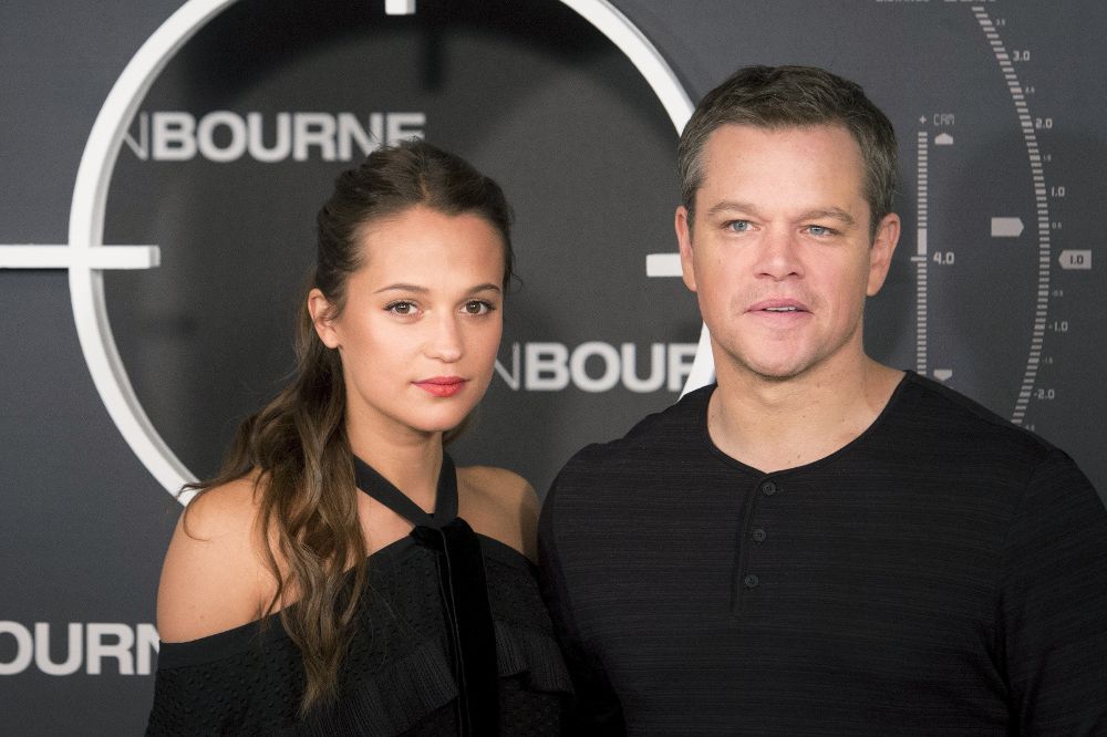 Matt Damon y la actriz sueca Alicia Vikander posan para los medios durante el photocall de la película 'Jason Bourne'.
