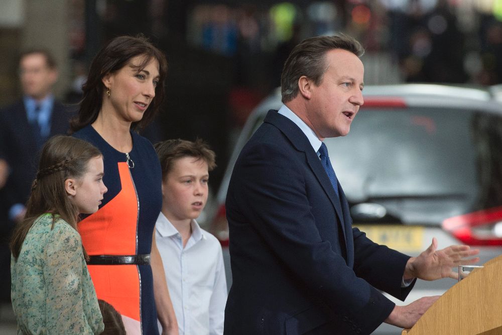 Cameron, junto a su esposa Samantha y sus hijos, mientras se despiden en el 10 de Downing Street en Londres.