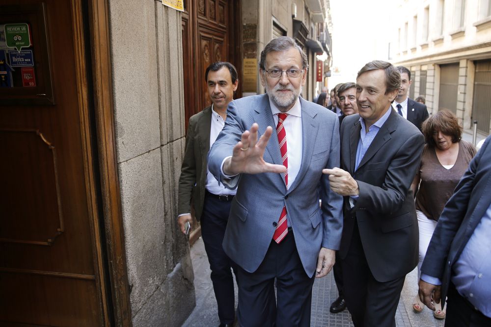 Mariano Rajoy, acompañado por el vicesecretario de Organización, Fernando Martínez-Maíllo (i), y el portavoz en el Congreso, Rafael Hernando, a su salida de la Cámara baja.
