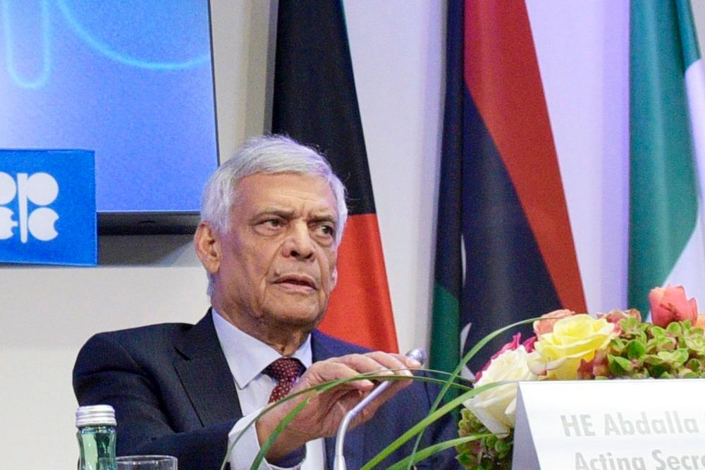 El secretario general de la OPEP, el libio Abdalá El-Badri (d) durante la reunión semestral de la Organización de Países Exportadores de Petróleo (OPEP) celebrada en Viena, Austria el 2 de junio de 2016.