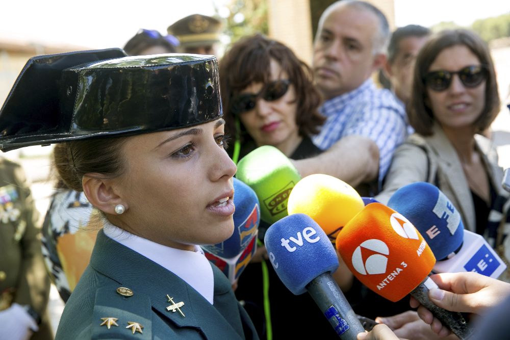 La teniente de la Guardia Civil Laura López Reverón hace declaraciones al término del acto de entrega de reales despachos.