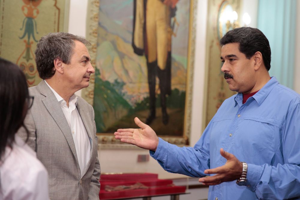José Luis Rodríguez Zapatero (i) junto a el presidente de Venezuela, Nicolás Maduro (d) durante una reunión para conversar sobre el eventual diálogo con la oposición venezolana.