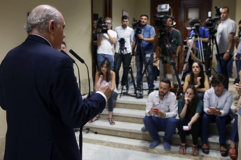 El ministro del Interior en funciones, Jorge Fernández Díaz, hace declaraciones a los periodistasa.