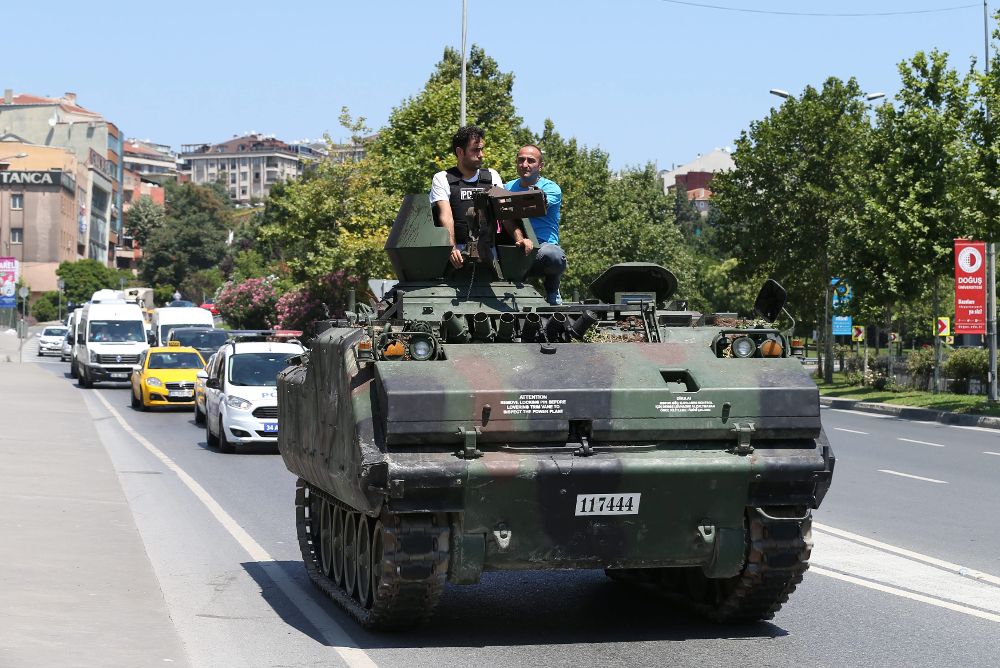 Policías turcos conducen a su cuartel general en Estambul un tanque del ejército arrebatado a los golpistas.