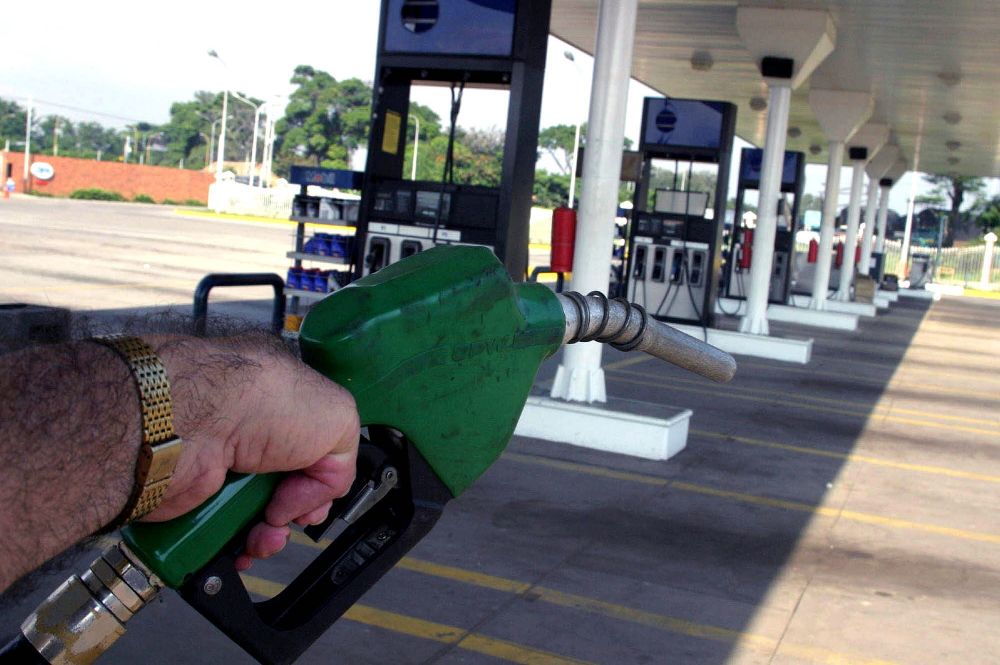 Una gasolinera de la localidad de Ureña (Venezuela), fronteriza con Colombia, permanece hoy cerrada debido a la escasez de combustible que sufren las principales zonas de Colombia, fronterizas con Venezuela.