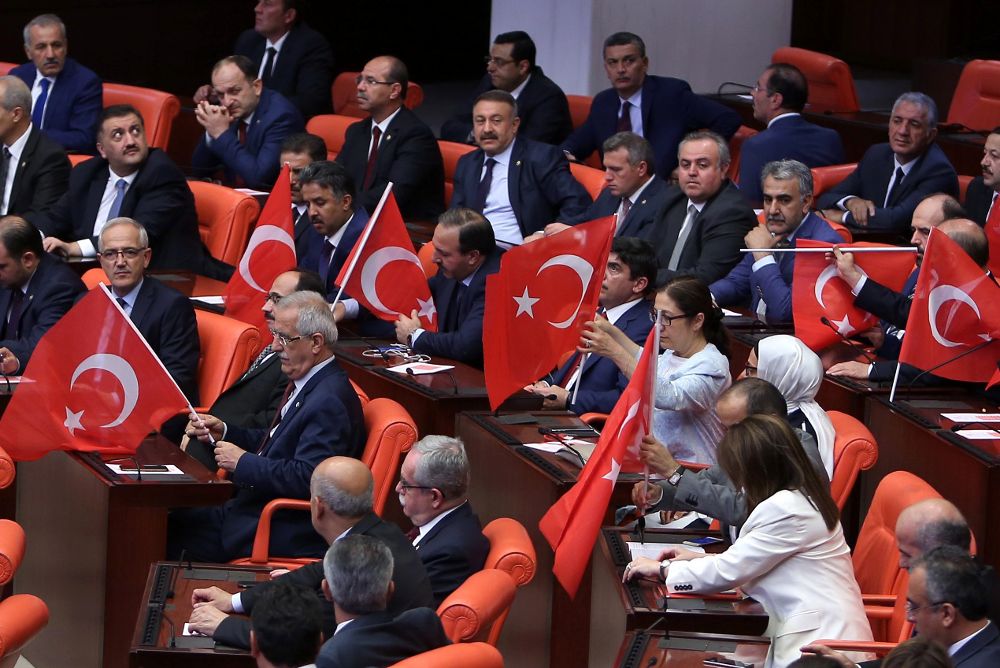 Los diputados celebran una asamblea extraordinaria en el Parlamento turco.