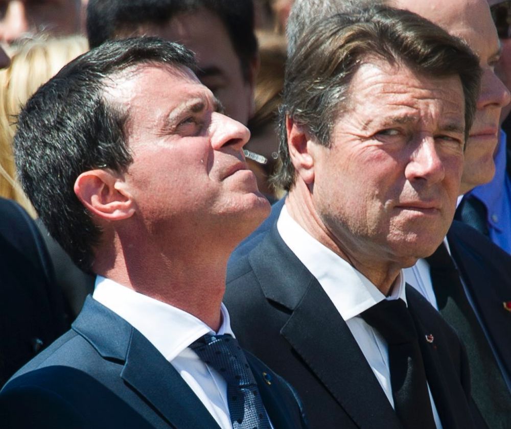El primer ministro galo, Manuel Valls (izq), y el presidente de la región de Provenza-Alpes-Costa Azul y exalcalde de Niza, Christian Estrosi (dcha), guardan un minuto de silencio.