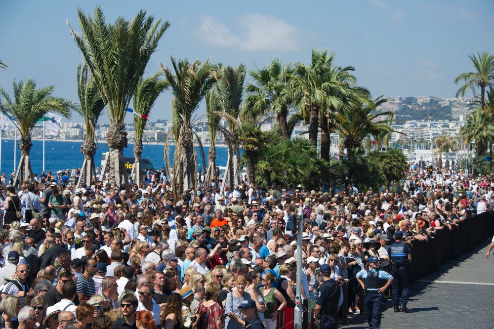 Cientos de personas guardan un minuto de silencio en el paseo de los Ingleses de Niza (Francia) hoy, 18 de julio.