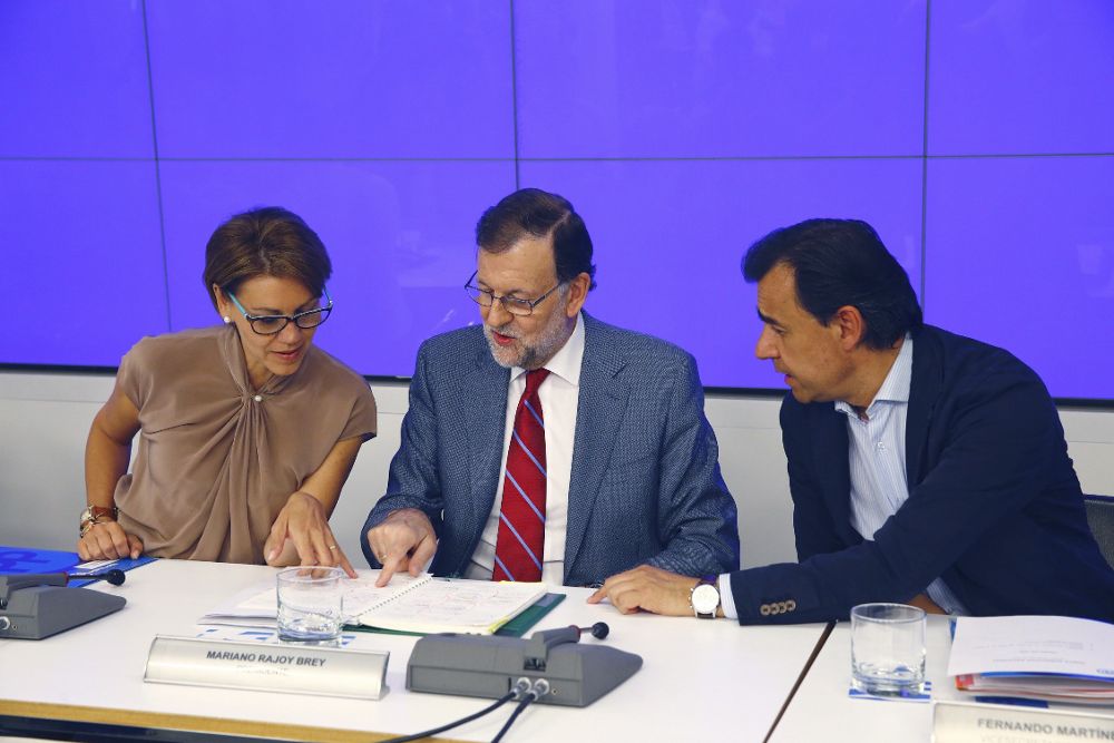 Mariano Rajoy (c), junto a la secretaria general de los populares, María Dolores de Cospedal, y el vicesecretario de Organización, Fernando Martínez-Maillo (d), durante la reunión de la Junta Directiva Nacional.
