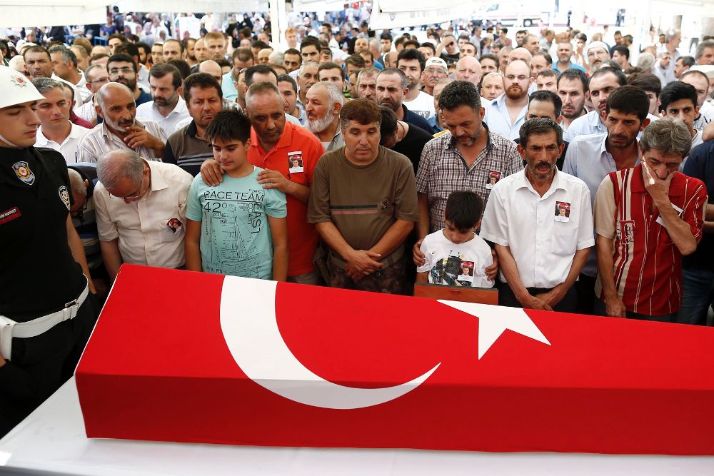 Cientos de personas asisten al funeral de un miembro de las fuerzas especiales de los SWAT turcos, asesinado durante el intento de golpe de estado en Turquía del pasado viernes.