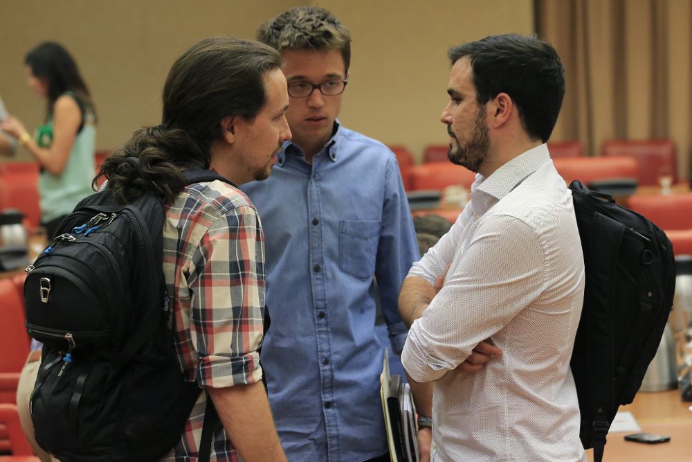 Pablo Iglesias (i), conversa con el secretario político de la formación, Íñigo Errejón (c) y con el líder de IU, Alberto Garzón, hoy en el Congreso.