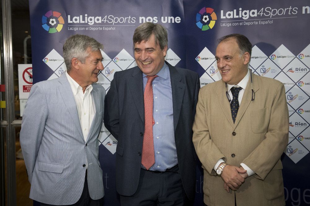 El presidente del CSD, Miguel Cardenal (c), junto al de la Liga de Fútbol Profesioanl, Javier Tebas (d), y el Federación de Waterpolo, Fernando Carpena.