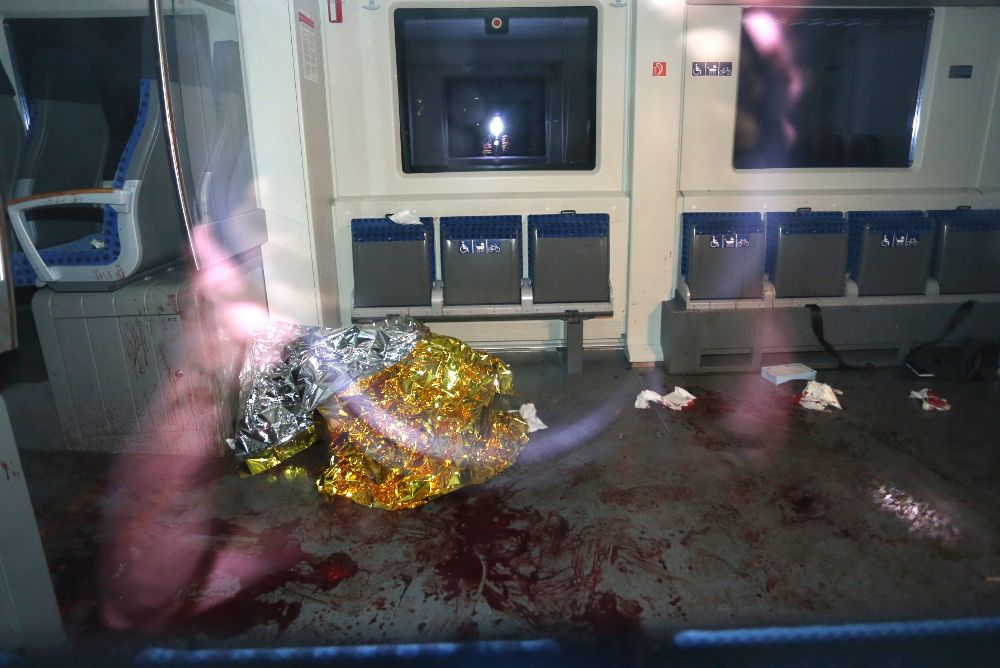 Fotografía donde se ve el interior del vagón donde un hombre con un hacha supuestamente ataco a pasajeros.