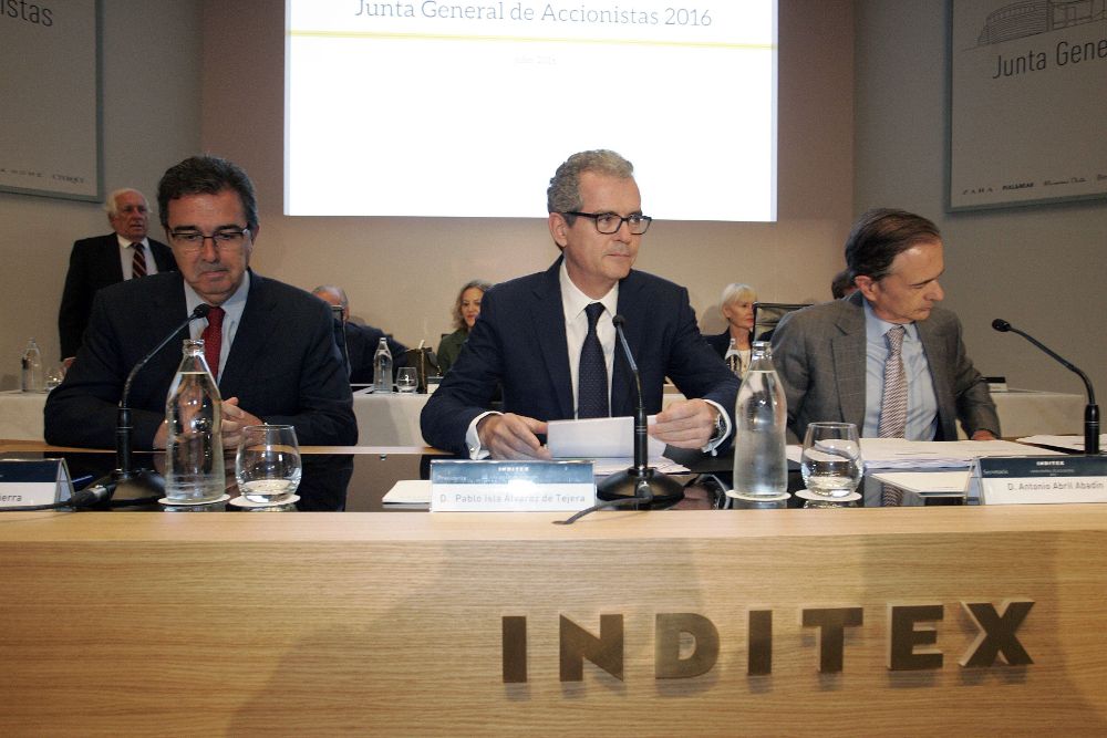 El presidente del Grupo Inditex, Pablo Isla (c), el vicepresidente, José Arnau (i), y el secretario general y del Consejo de la compañía, Antonio Abril, durante la Junta General de Accionistas.