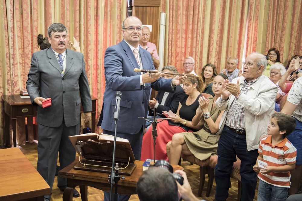Anselmo Pestan sostiene el bastón de mando en la toma de posesión como presidente del Cabildo, el 23 de julio de 2015.