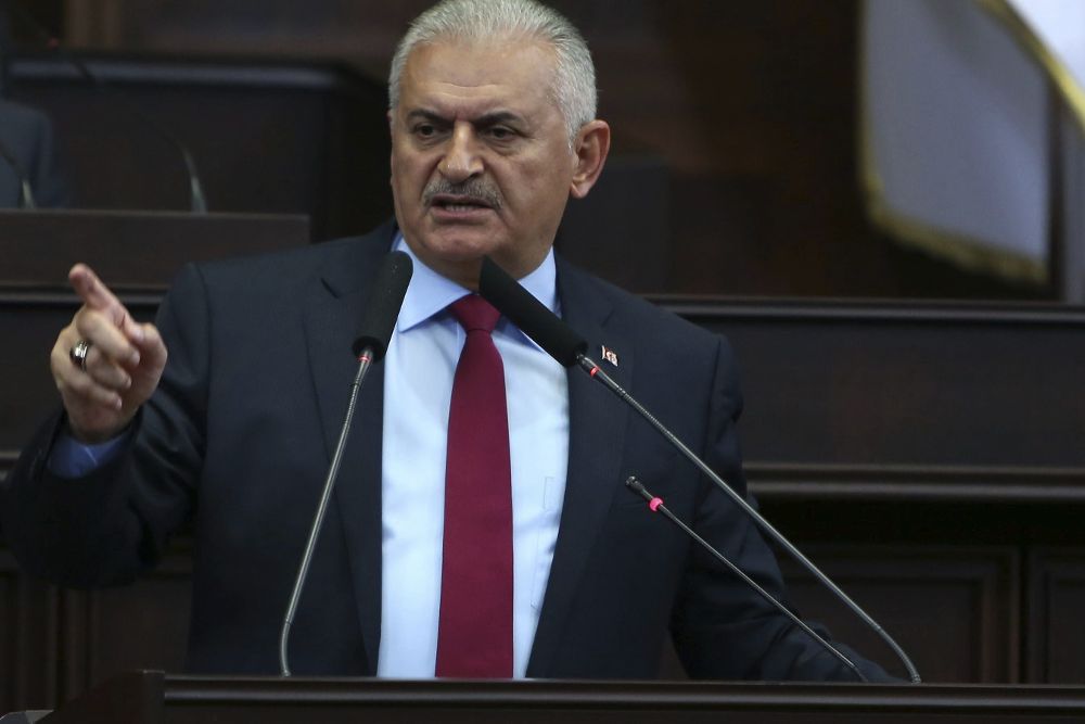 El primer ministro de Turquía, Binali Yildirim, habla en el Parlamento en Ankara, Turquía, hoy, 19 de julio.